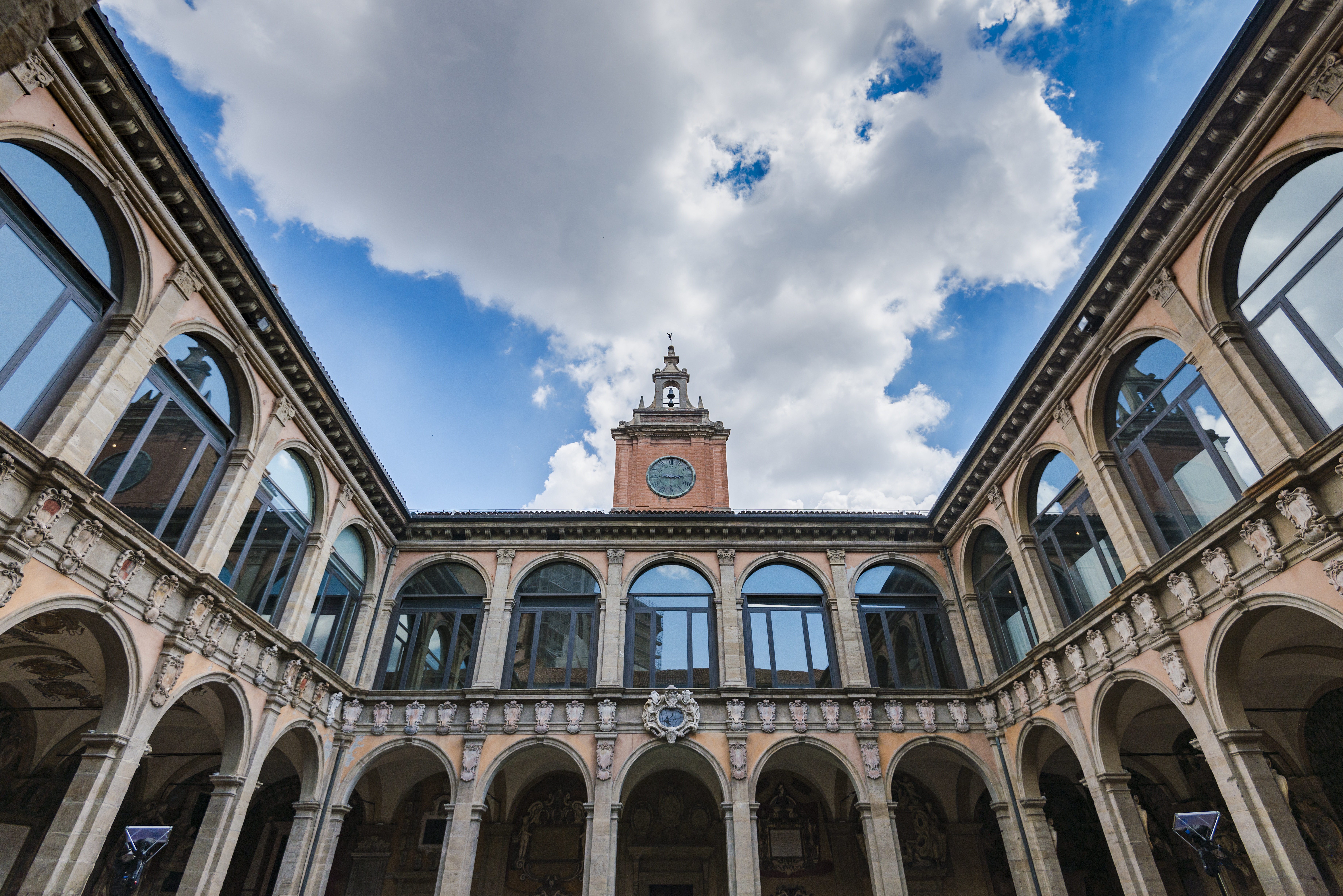 Bologna e i suoi simboli: Piazza Maggiore, le due Torri, i portici, la Fontana del Nettuno, l’Archiginnasio