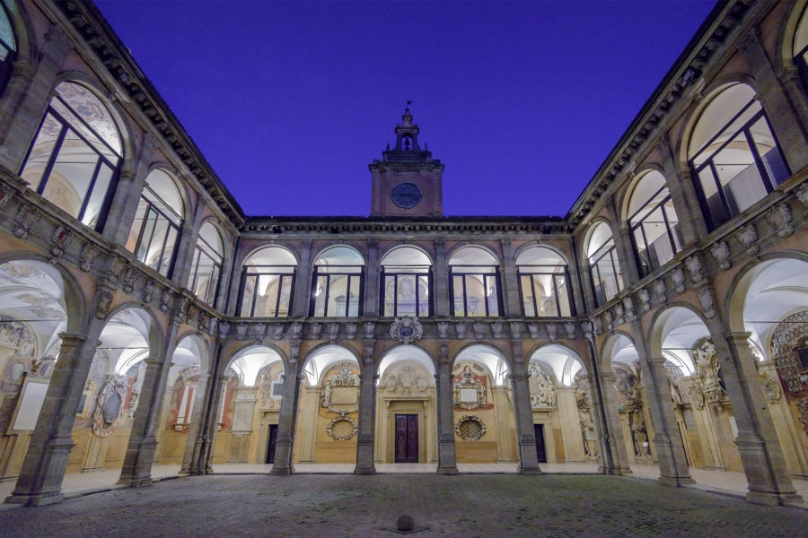 Bologna e i suoi simboli: Piazza Maggiore, le due Torri, i portici, la Fontana del Nettuno, l’Archiginnasio