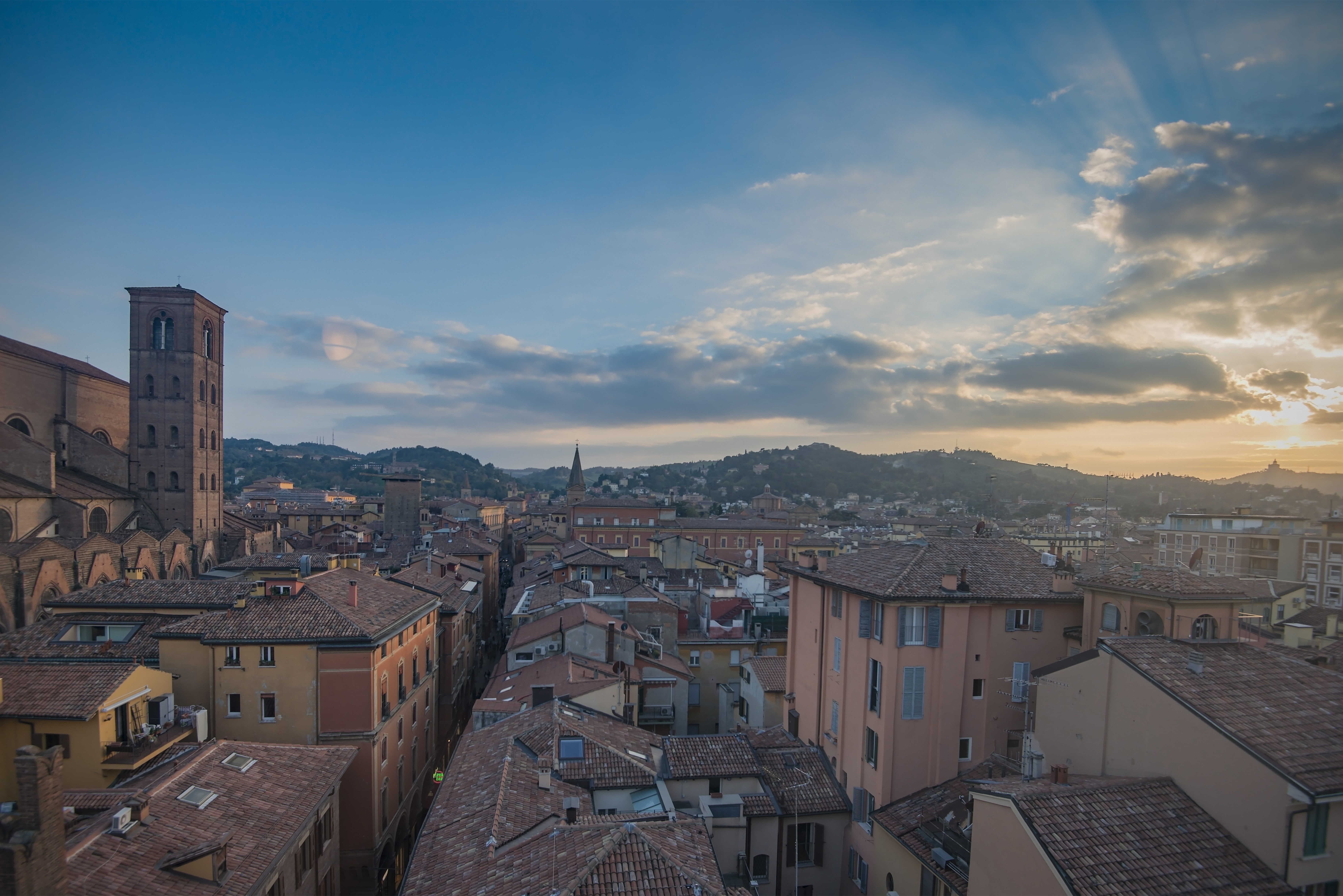 Bologna e i suoi simboli: Piazza Maggiore, le due Torri, i portici, la Fontana del Nettuno, l’Archiginnasio