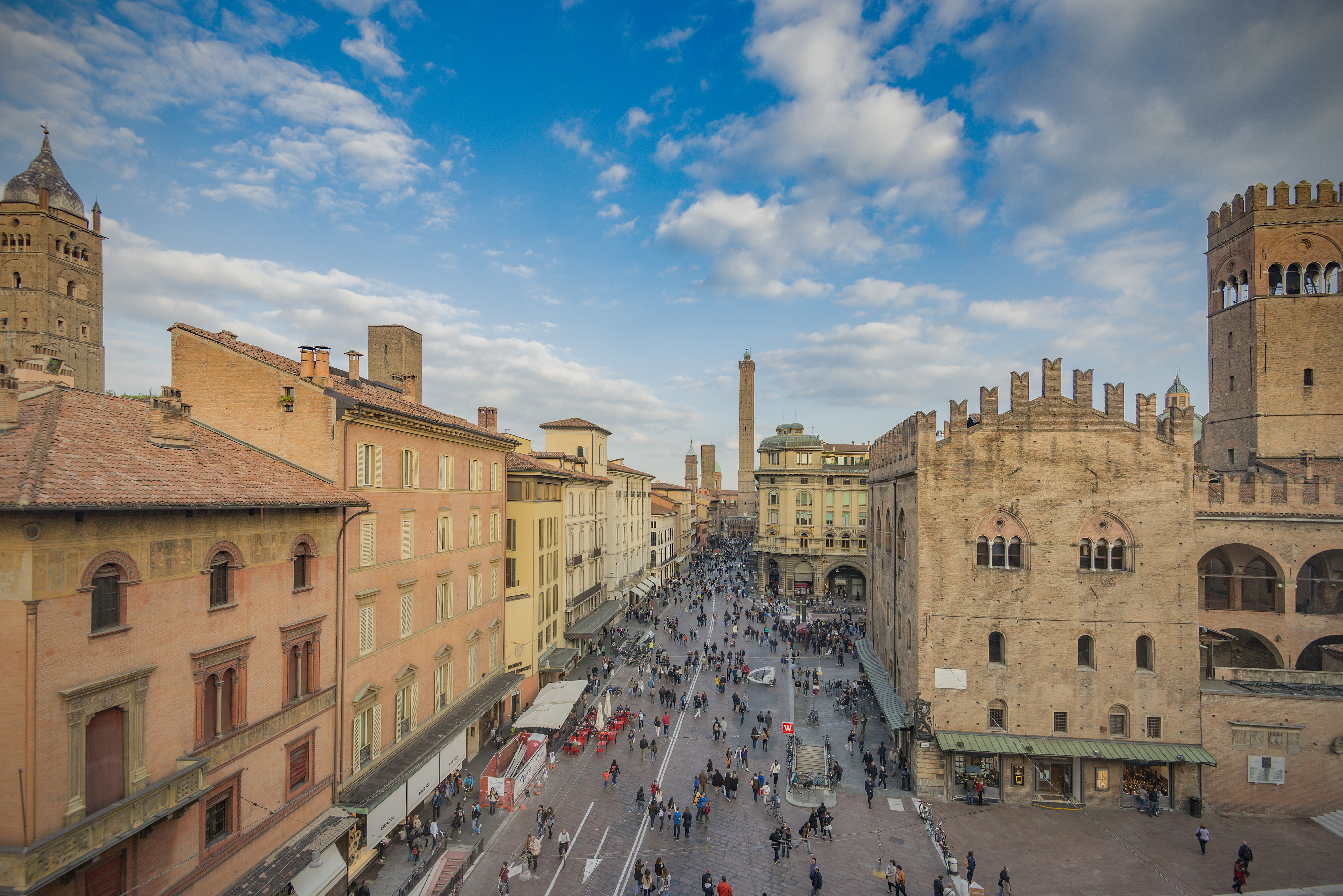 Bologna e i suoi simboli: Piazza Maggiore, le due Torri, i portici, la Fontana del Nettuno, l’Archiginnasio