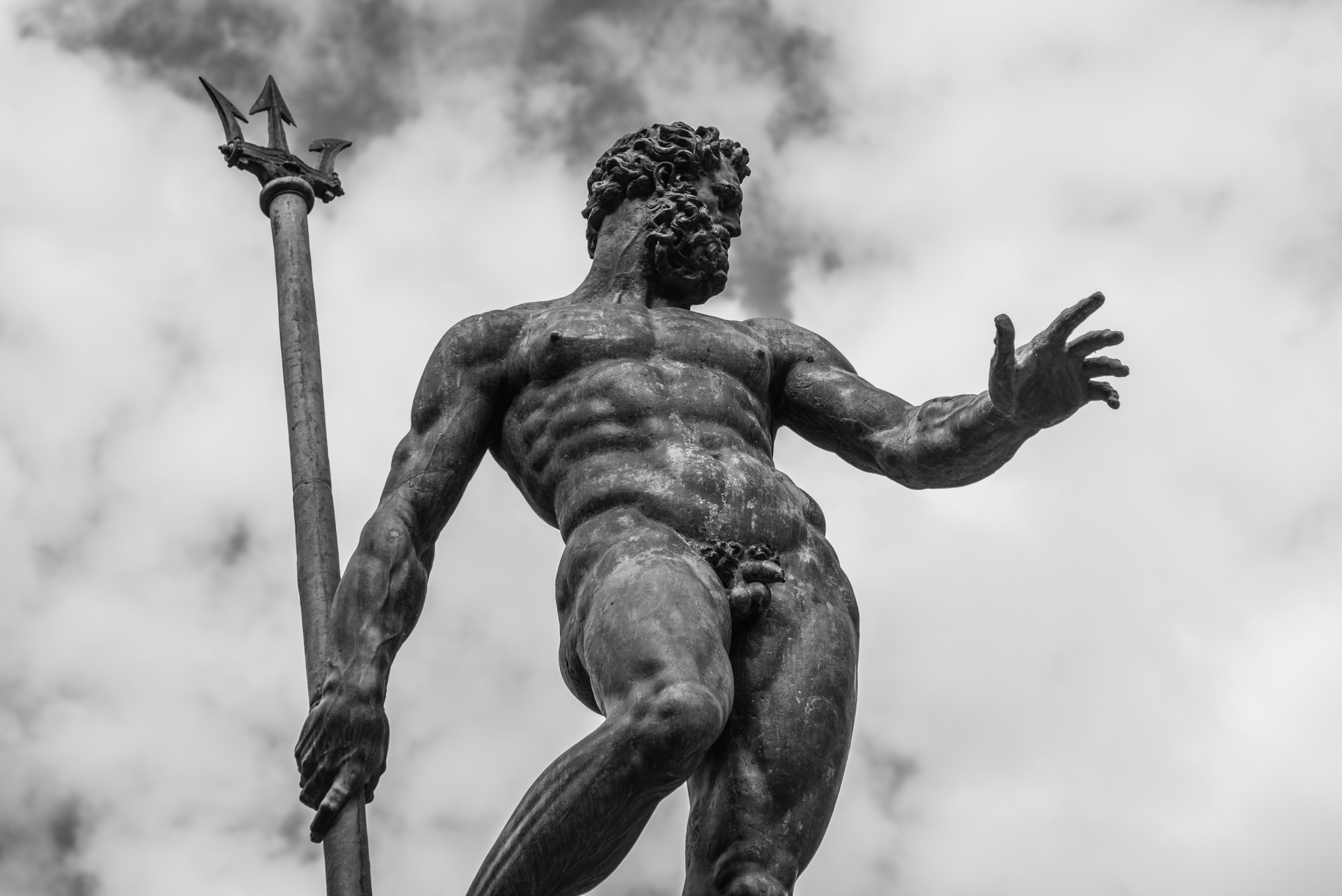 Bologna e i suoi simboli: Piazza Maggiore, le due Torri, i portici, la Fontana del Nettuno, l’Archiginnasio