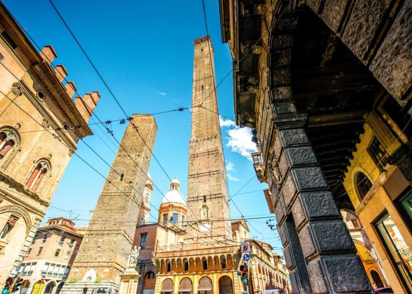 Bologna e i suoi simboli: Piazza Maggiore, le due Torri, i portici, la Fontana del Nettuno, l’Archiginnasio