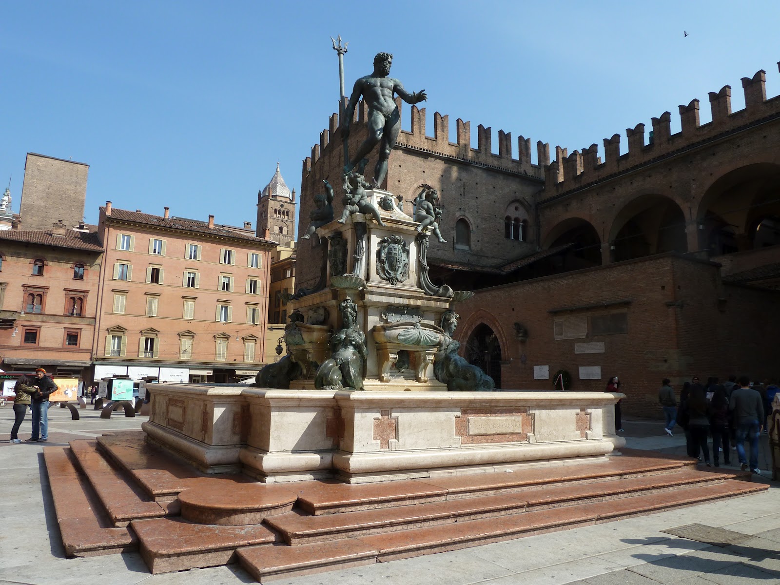 Bologna e i suoi simboli: Piazza Maggiore, le due Torri, i portici, la Fontana del Nettuno, l’Archiginnasio