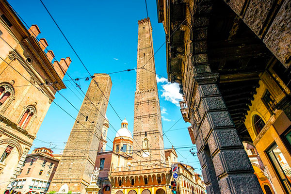 Bologna e i suoi simboli: Piazza Maggiore, le due Torri, i portici, la Fontana del Nettuno, l’Archiginnasio